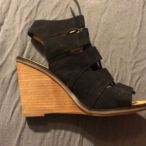 Black wedges